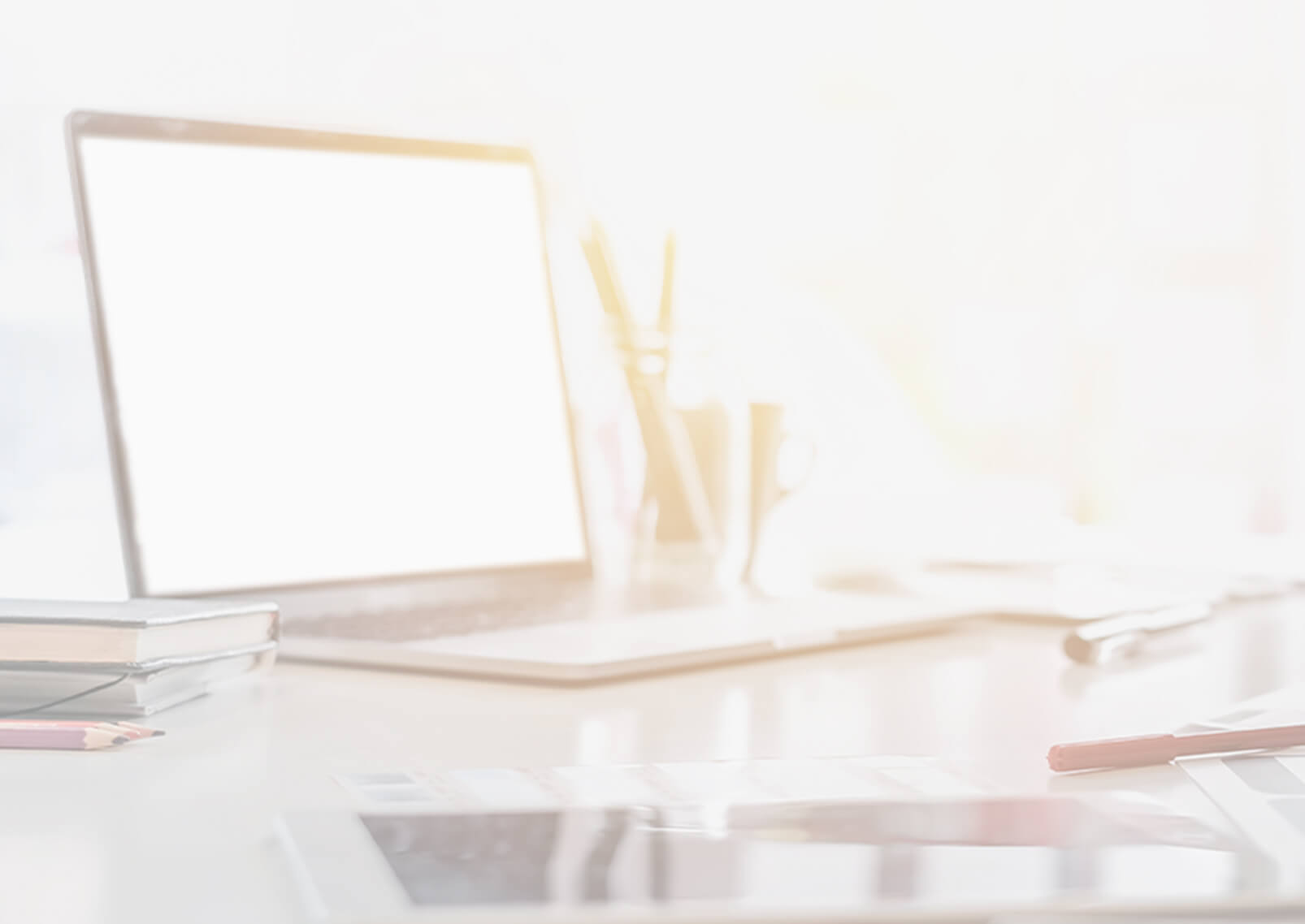 机の上ににノートパソコンが置かれている